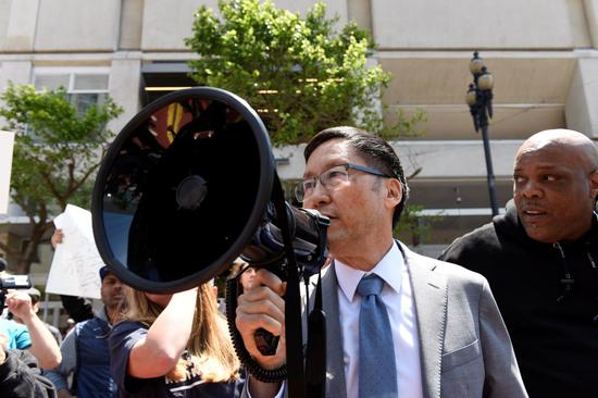 旧金山城市监督委员Gordon Mar出现在优步位于旧金山的办公室外,他发起了提高股票薪酬税的议案。 图片来源:KATE MUNSCH/REUTERS
