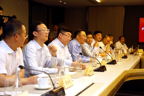 茅台集团党委书记、董事长、总经理李保芳在座谈会上发言(左四)