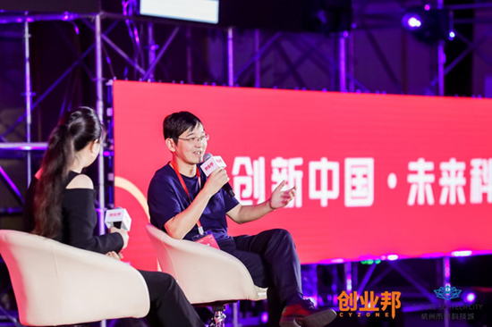 从左至右依次为创业邦执行主编曲琳 普华资本董事长曹国熊