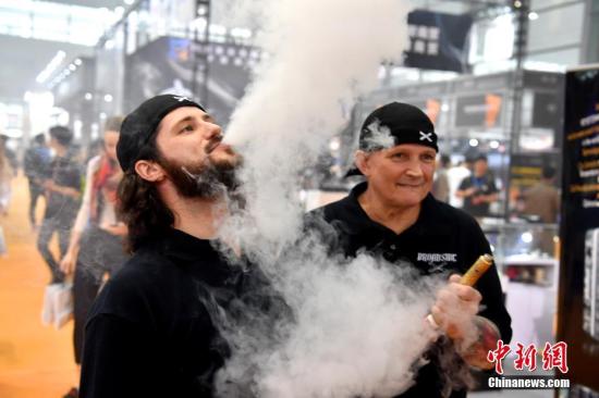 资料图:群众在吸食电子烟。 中新社记者 陈文 摄