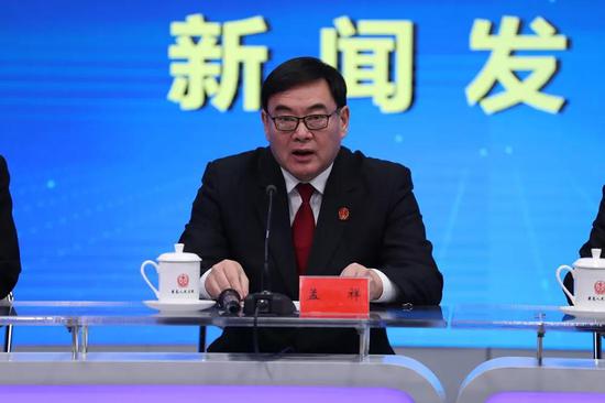 图为孟祥通报两个司法文件的有关情况。侯裕盛 摄