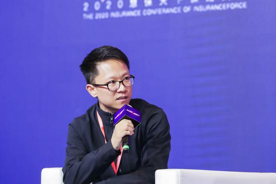 图为圆桌对话主持人 蓝驰创投董事总经理 曹巍
