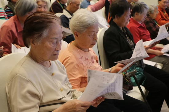 长辈们认真细读小册子