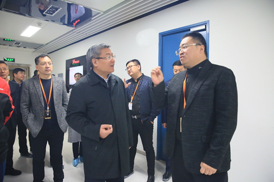 鹏博士老总_老总办公室图片(2)