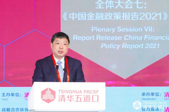 图为中国期货业协会会长洪磊