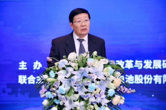 楼继伟:建议增加对中低收入人群的补贴