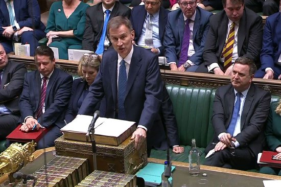 英国大幅下调经济预测 财政大臣公布减税计划以挽回人心