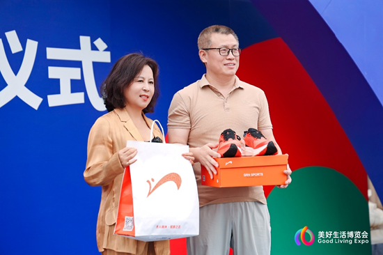 贵人鸟总裁吕秀兰与新浪财经CEO邓庆旭(右)