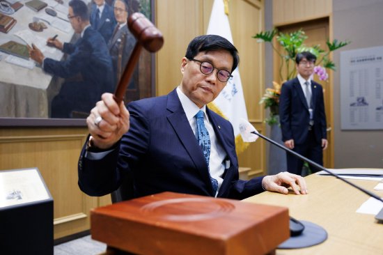 4月17日, 韩国央行行长李昌镛在首尔的央行总部召开货币政策会议。