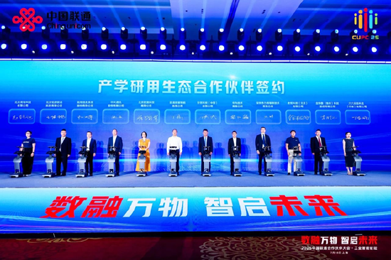 图:陈武出席签约仪式