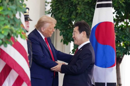 特朗普(图左)周一在华盛顿白宫西翼外迎接韩国总统李在明。