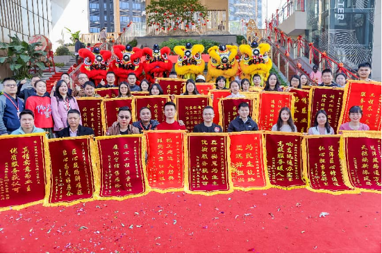 交付看远洋 | 近百户业主自发送锦旗，深圳远洋天祺700套精装住宅高品质交付