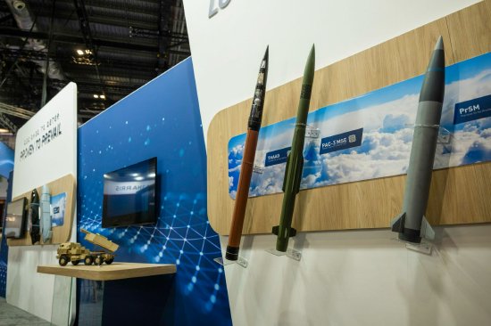 左为一枚萨德导弹。