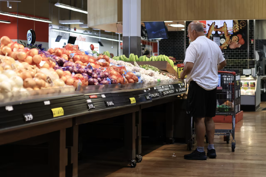 2026 年 3 月 11 日，美国佛罗里达州迈阿密，一名顾客在食品杂货店购物。