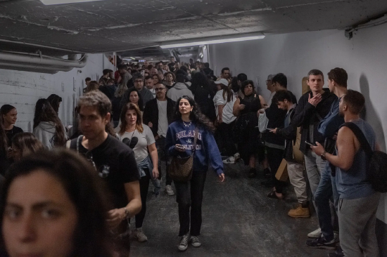 特拉维夫一处地下防空避难所内的人群。周五空袭警报期间，人们进入特拉维夫地下防空避难所。