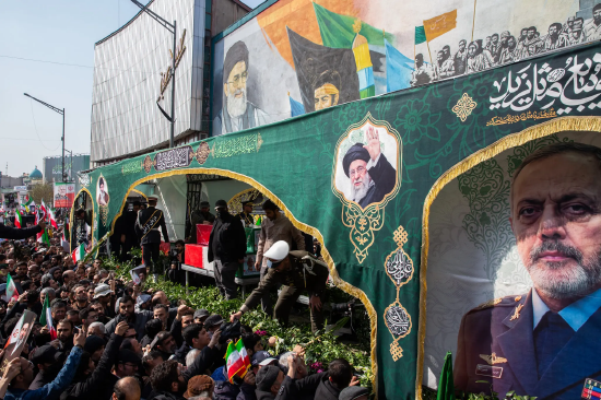 伊朗民众在德黑兰一场葬礼上仰望阵亡伊朗军事领导人的遗像。3 月德黑兰一场悼念被美以空袭炸死的高级军事官员及其他人的仪式。