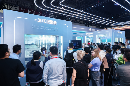 比亚迪五网四品牌齐聚北京车展：辅助驾驶⻋型保有量超285万辆，累计建成5499座闪充站