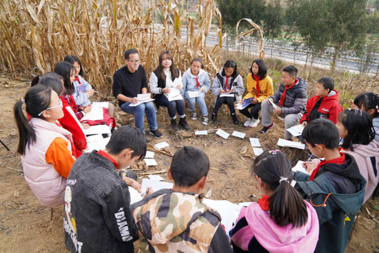 俞敏洪携手公益机构“是光诗歌”给云南楚雄分众美丽小学孩子带去诗歌课
