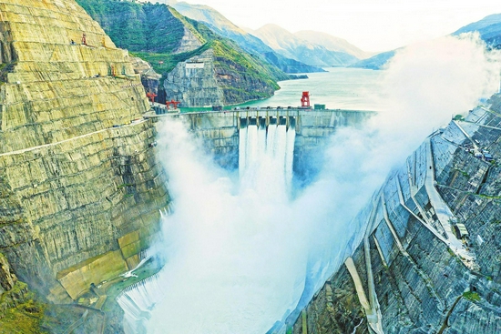 10月27日,白鹤滩水电站大坝泄洪壮观场面.(湖北日报全媒记者 梅涛 摄)