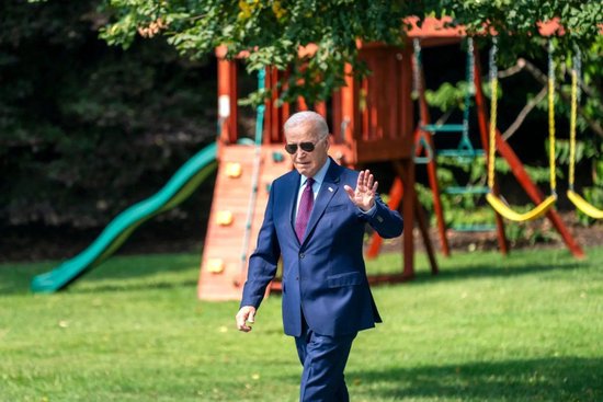 美媒:长时间回避问题后,拜登终于公开承认其儿子私生女是其孙女
