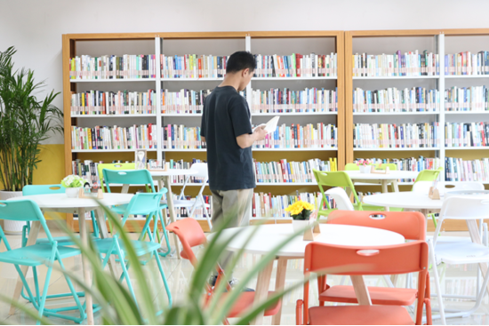 图:唯品会物流运营中心内的职工书屋