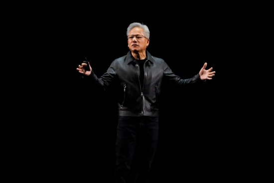 英伟达CEO黄仁勋频频发表爱国论调 反驳人工智能市场泡沫论 英伟达CEO黄仁勋频频发表爱国论调 反驳人工智能市场泡沫论