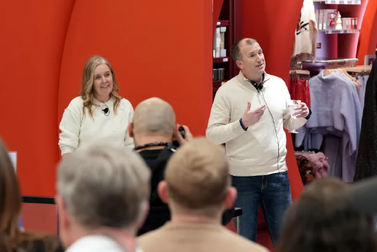 周一，菲德尔克到岗首日，抗议者再次聚集在塔吉特总部外，敦促公司要求美国移民与海关执法局撤出明尼苏达州。