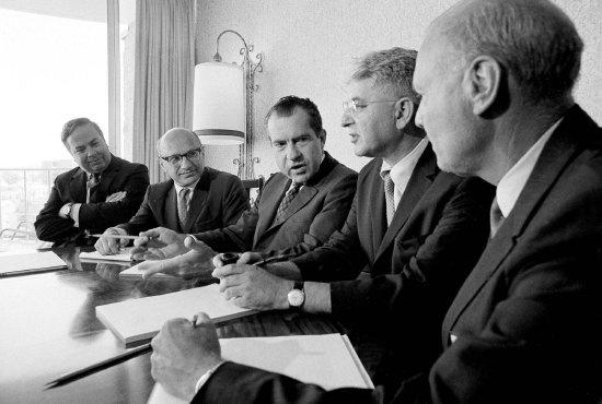 1968年8月14日,美国总统候选人理查德·尼克松在加利福尼亚州圣地亚哥与经济顾问团队。从左到右依次为:Pierre A. Rinfret博士、Milton Friedman博士、尼克松、Arthur Burns博士和Don Perlberg博士。