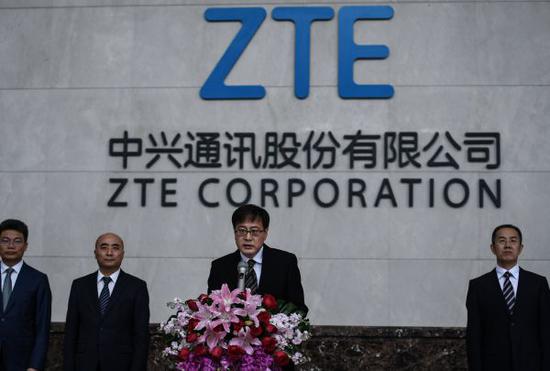 4月20日，中兴通讯股份有限公司董事长殷一民在位于深圳的中兴总部研发大楼出席新闻发布会。（新华社）