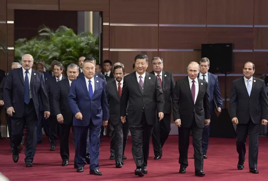 4月26日,国家主席习近平在北京出席第二届“一带一路”国际合作高峰论坛开幕式,并发表题为《齐心开创共建“一带一路”美好未来》的主旨演讲。这是习近平和出席开幕式的外方领导人共同步入会场。新华社记者 李学仁 摄