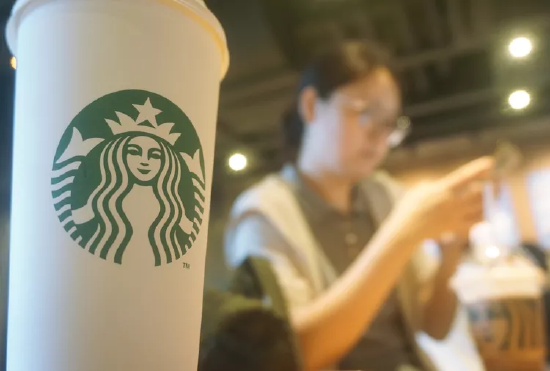 星巴克为咖啡师试点生成式 AI 虚拟助手