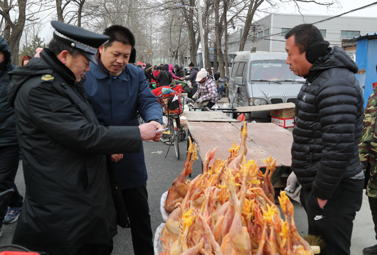 执法人员对农村集市食品开展执法检查。北京市农业农村局 供图