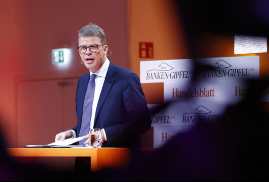 Christian Sewing 9月4日在法兰克福出席《德国商报》银行业峰会。