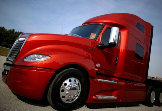 一辆Navistar LT系列卡车在2016年10月12日在美国印第安纳州新卡莱尔的Navistar试验场拍摄。