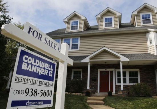 资料图片：2014年10月，美国弗吉尼亚州Vienna，一栋房屋前悬挂的出售广告。REUTERS/Larry Downing