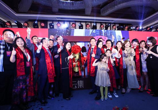 (肖尚略在杭州和众多嘉宾,与纳斯达克同步敲响上市钟声)