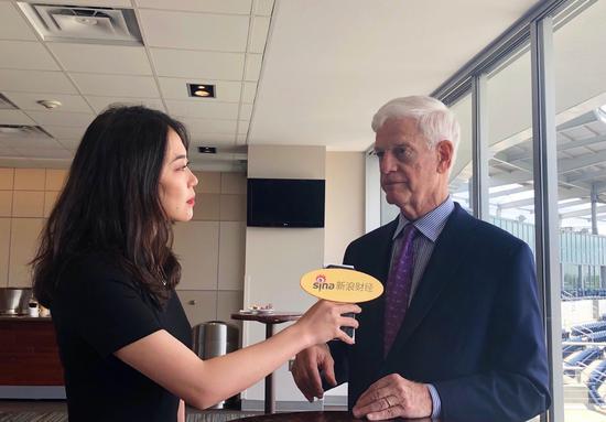 图为GAMCO投资公司创始人马里奥-加贝利(右)