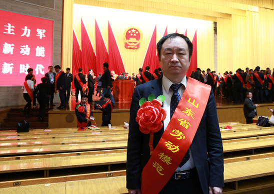 刘卫东博士是首个在显示领域担任国际标准工作组召集人的中国专家,今年4月获得山东省劳动模范称号。