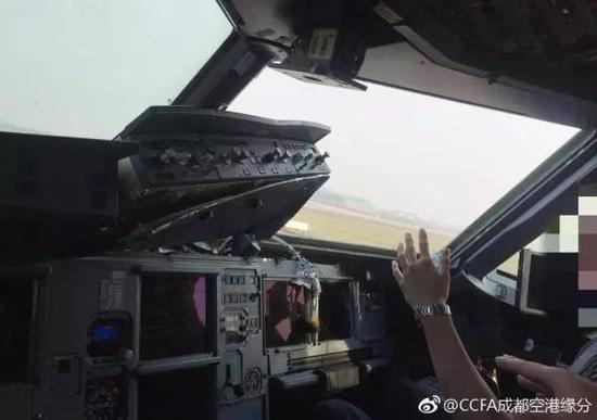 3U8633航班驾驶室