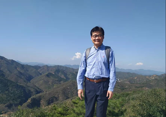 本间哲朗在长城上留影