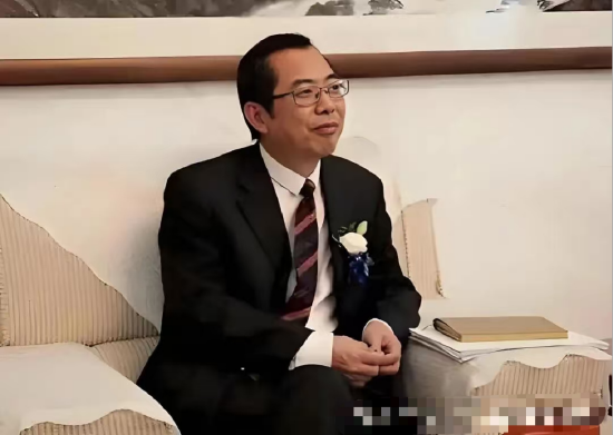 宁德时代“二当家”减持后续:或套现达171亿元,16家机构“疯抢” | 能见派