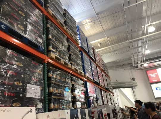 图为Costco的超高层货架
