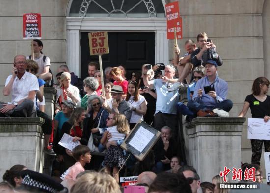 　8月31日，近万英国民众聚集在英国政府所在地伦敦唐宁街示威，抗议首相鲍里斯·约翰逊“暂停议会”。中新社记者 张平 摄