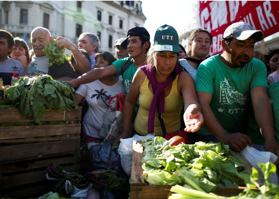 2019年2月27日，阿根廷首都布宜诺斯艾利斯总统府外，农民举行抗议，民众争抢蔬菜。
