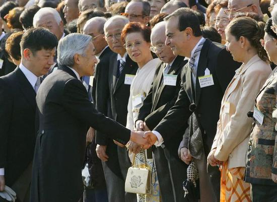 戈恩参加日本明仁天皇举办的秋季公园会(图片来源:视觉中国)