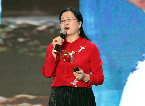上图为依文集团董事长夏华女士