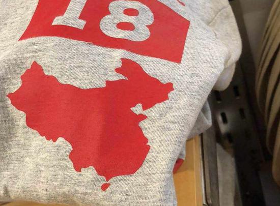 GAP一款T恤上印制的中国地图被大面积“删减”