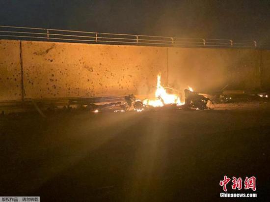 当地时间1月3日凌晨,据伊拉克安全部门发布的声明,巴格达国际机场附近遭到3枚导弹袭击,两部车辆被炸毁,致数人死亡。