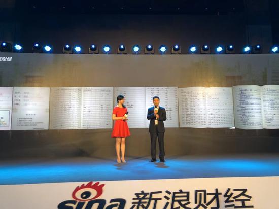 李希明展示密密麻麻的投资笔记。