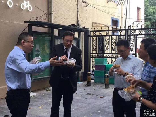 马斯克去年被拍到在中国街头吃煎饼果子